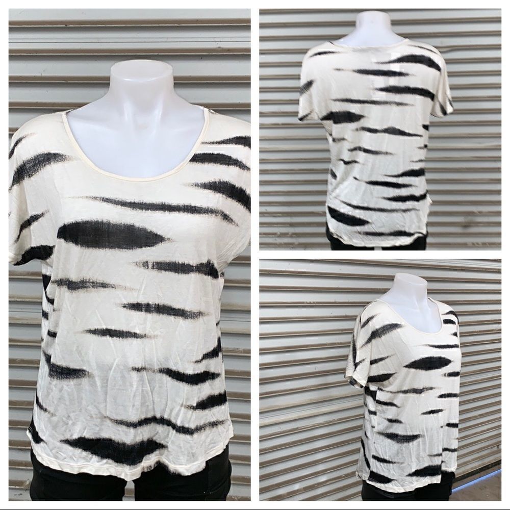 🛍️NWT Kenzie size small zebra print top